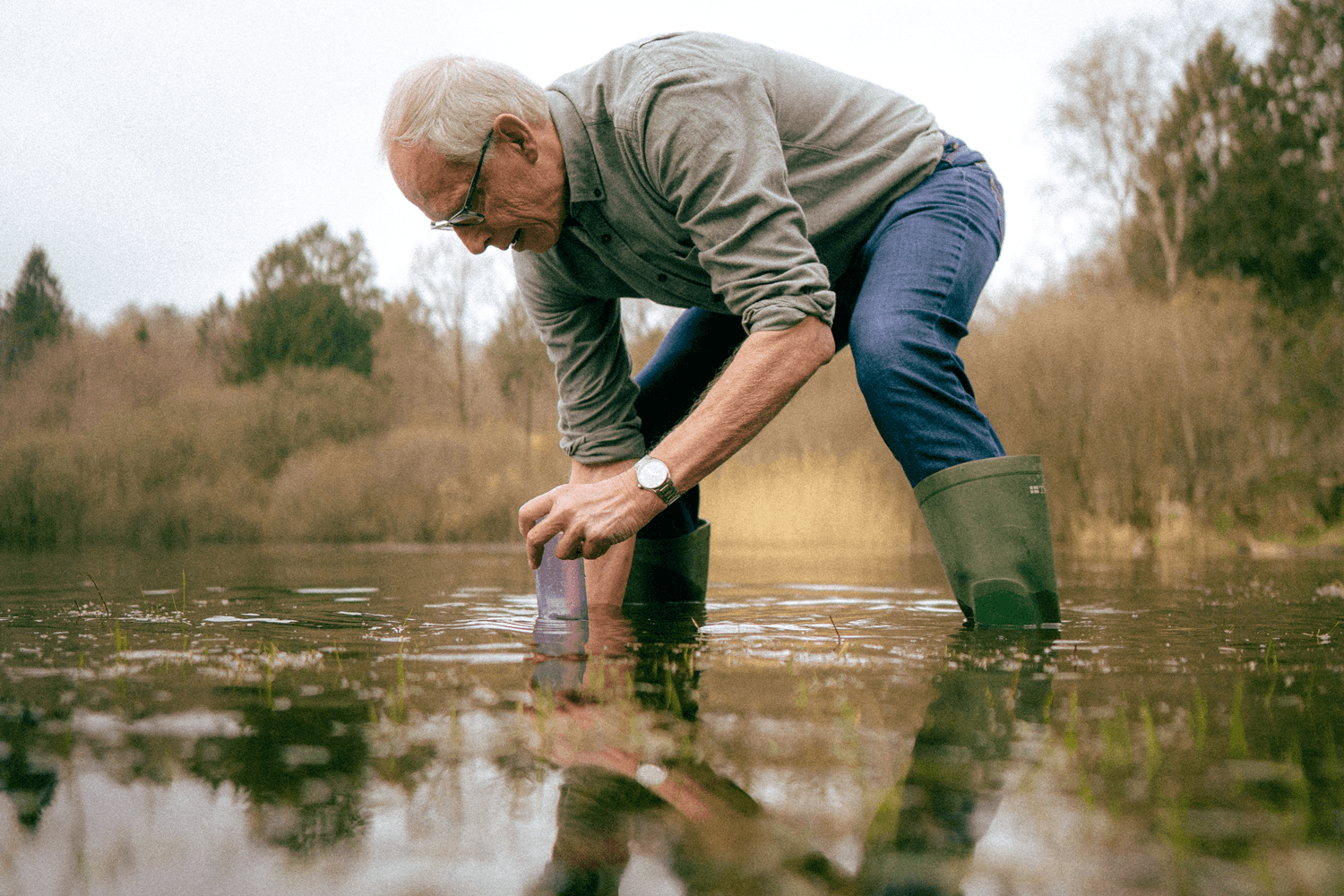 Per Halkjær Nielsen i gang med at tage en vandprøve