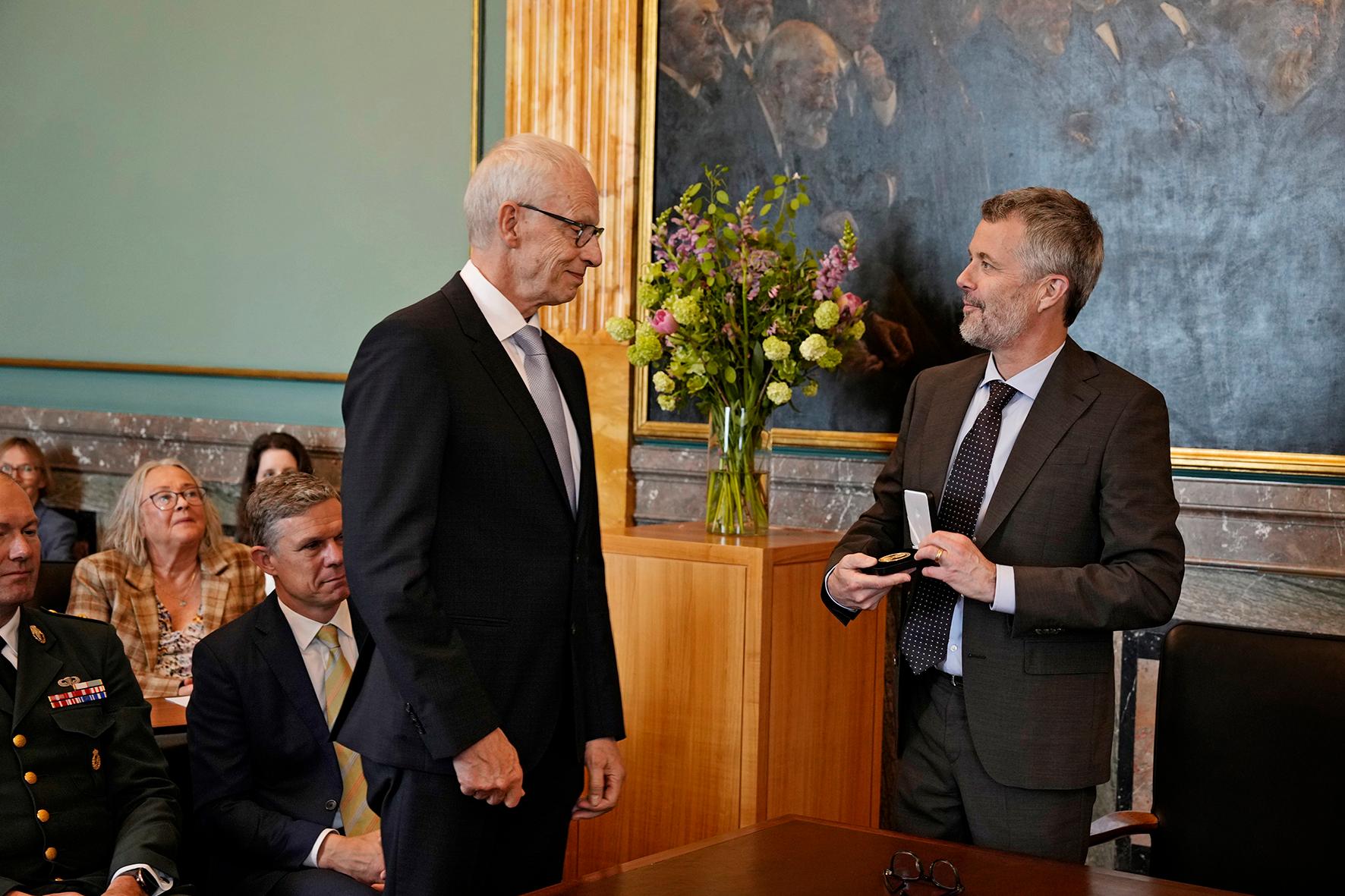 H.M. King Frederik presents the Royal Danish Academy of Sciences and Letters Gold Medal to Per Halkjær Nielsen