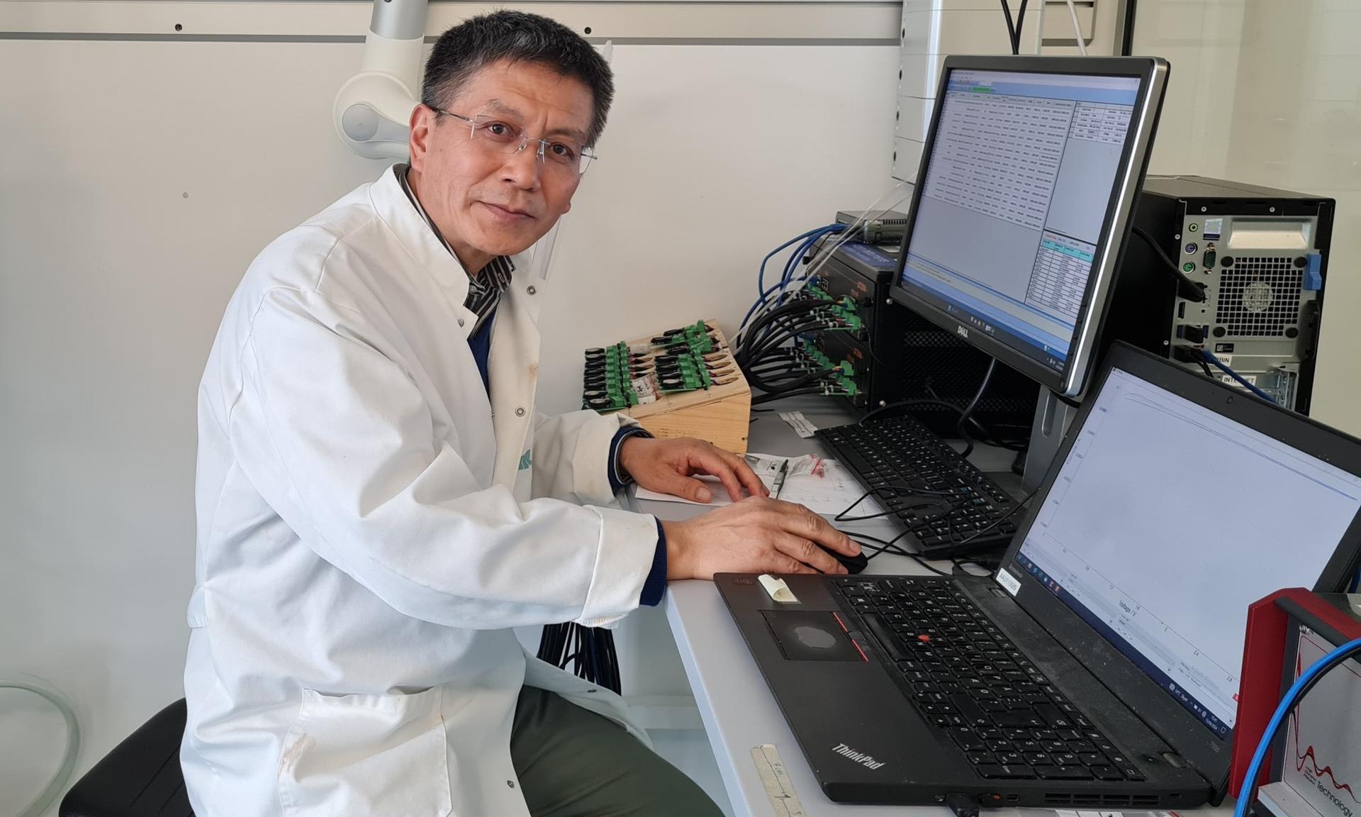 Yuanzheng Yue in his research laboratory